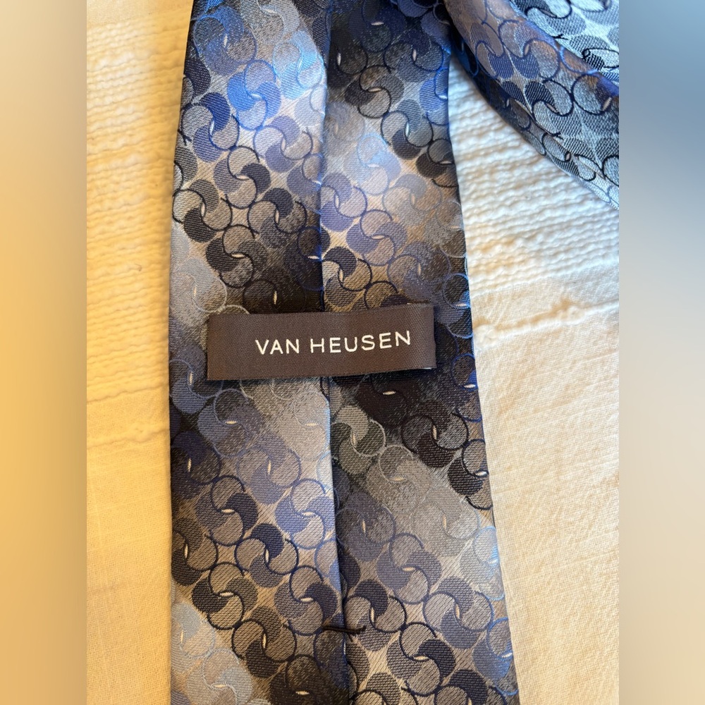 2/$20 Van Heusen Shades of Blue 100% Polyester Men's Necktie - Picture 3 of 6